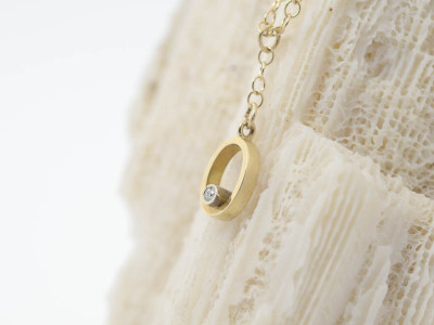 KREISENDER DIAMANT | Halskette aus 18 Karat Massivgold