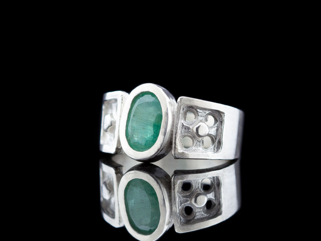OVALER SMARAGD | Handgefertigter Ring aus 925er Silber
