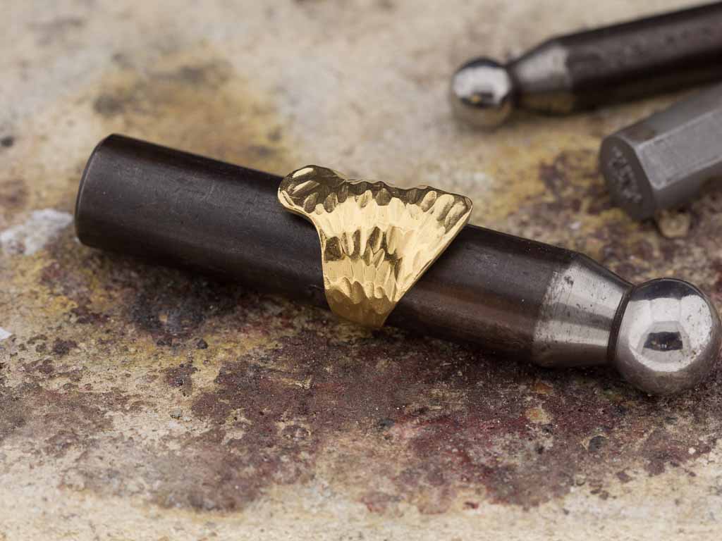 NATÜRLICHE ELEGANZ | Vergoldeter 925 Silber-Ring mit gehämmerter Oberfläche