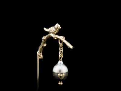 BIRD ON A TWIG | Gold lapel pin with Tahitian Pearl