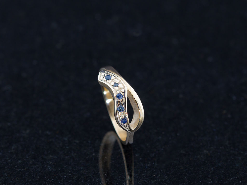 DOUBLE CURVED | Solid Gold ring with five Sapphires