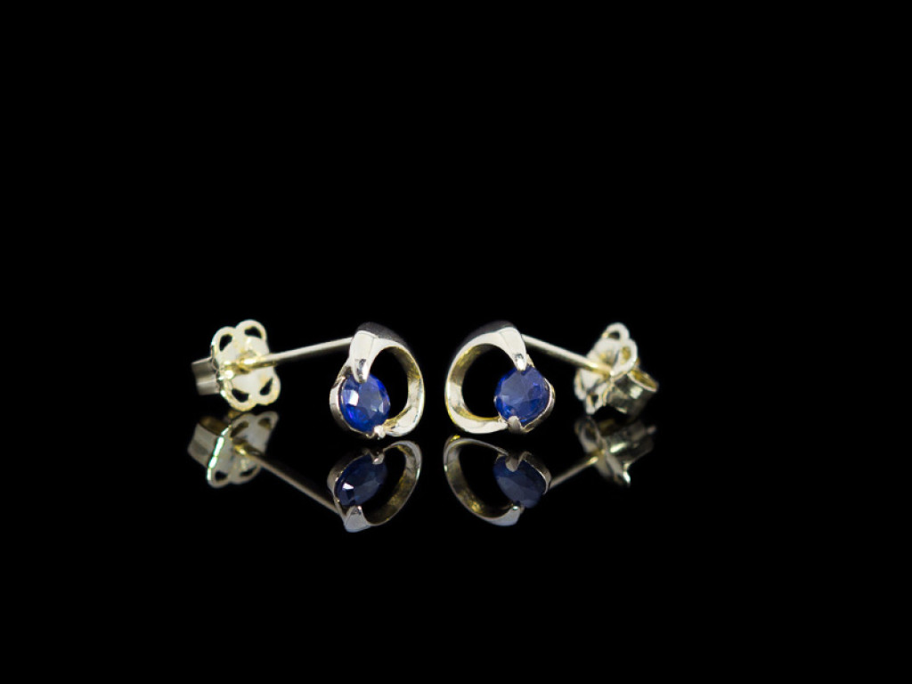 HALF MOON BLUE | Sapphire ear studs in solid Gold (sold)
