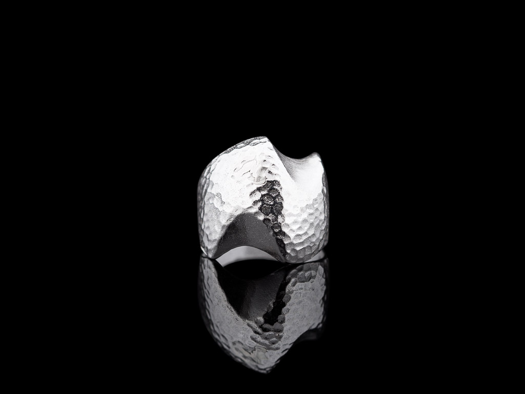 WELLE | Ring aus Sterling Silber mit gehämmerter Oberfläche