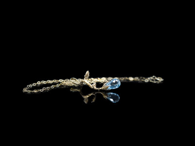 BLOSSOMING TWIG | Solid Gold necklace with Sky Blue Topaz