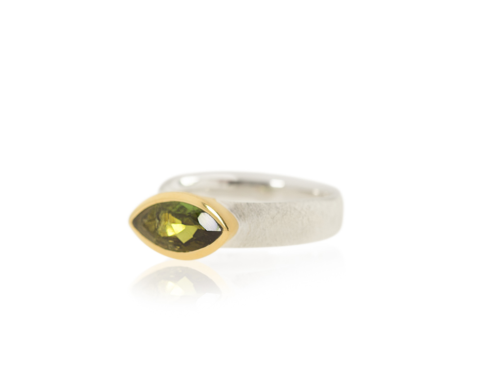 MARQUIS TURMALIN | Ring aus 925er Silber mit Golddetails und einem grünen Turmalin (verkauft)