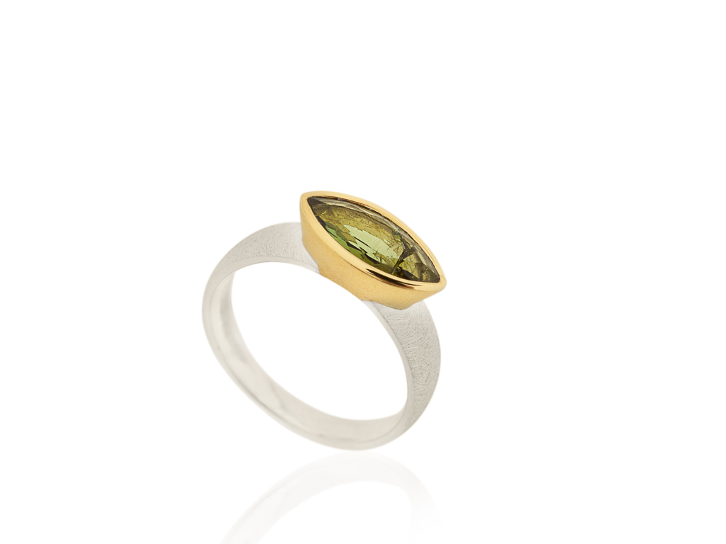 MARQUIS TURMALIN | Ring aus 925er Silber mit Golddetails und einem grünen Turmalin (verkauft)