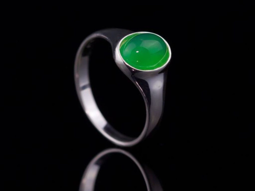 Cryptocrystalline | Shiny Silver Ring with a stately smooth Chrysoprase