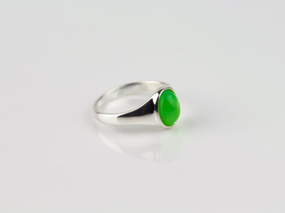 Cryptocrystalline | Shiny Silver Ring with a stately smooth Chrysoprase