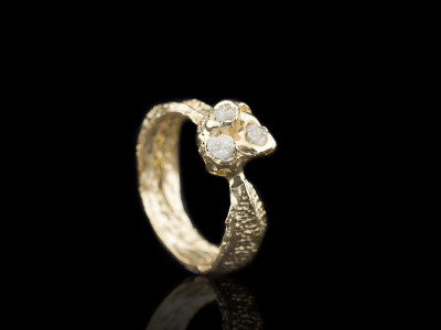 DIAMANTEN-SEEPOCKE | Goldring mit drei Rohdiamanten