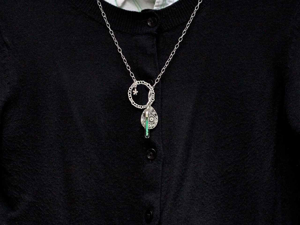 Colombian shaded Emerald in glass keepsake Sterling Silver necklace (Ausverkauft)