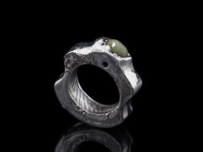SMARAGD MIT BLATTRELIEF | Ring aus massivem 925er Silber