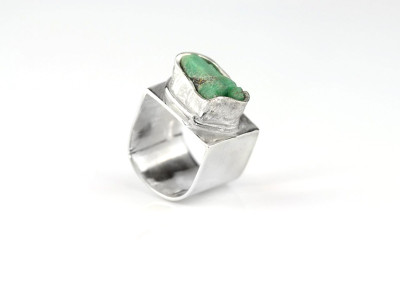 UNGESCHLIFFENER SMARAGD | Ring aus rhodiumplatierten 925er Silber (Ausverkauft)