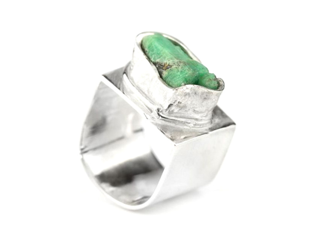 UNGESCHLIFFENER SMARAGD | Ring aus rhodiumplatierten 925er Silber (Ausverkauft)