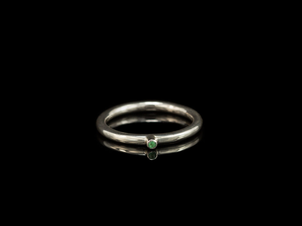 Grüner Punkt | 925er Silberring mit kleinem Smaragd (Ausverkauft)