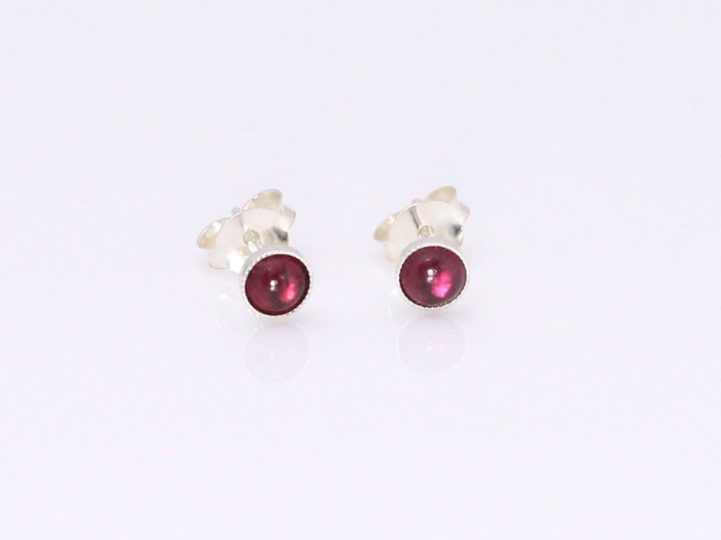 Garnet Silver Earstuds (sold out)