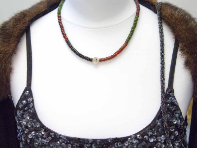 Drei Farben des Granat | Halskette rot grün schwarz mit Spiralornament (Ausverkauft)