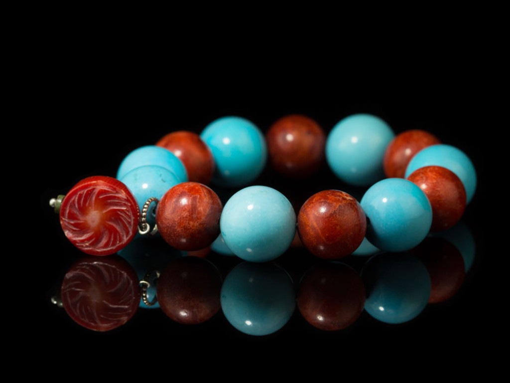 CORAL MAGNESITE SPHERES | Bracelet with precious Coral charm