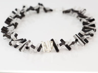 Zylinder in Schwarzweiß | Halskette aus schwarzem Onyx-, Quarz- und Silberstäbchen (Ausverkauft)