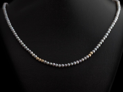 PERLE & NEUN KARAT | Silbergraue Perlenkette mit Goldkugeln (verkauft)