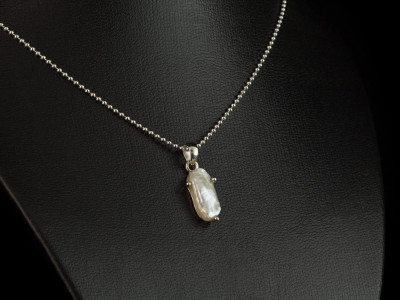 LANGE PERLE | Kugelkette aus 925er Silber mit Biwa-Perle (Ausverkauft)