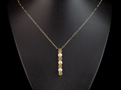 PEARLS AMONG ROSES | Gold vermeil Necklace with three Pearls (Sold Out)