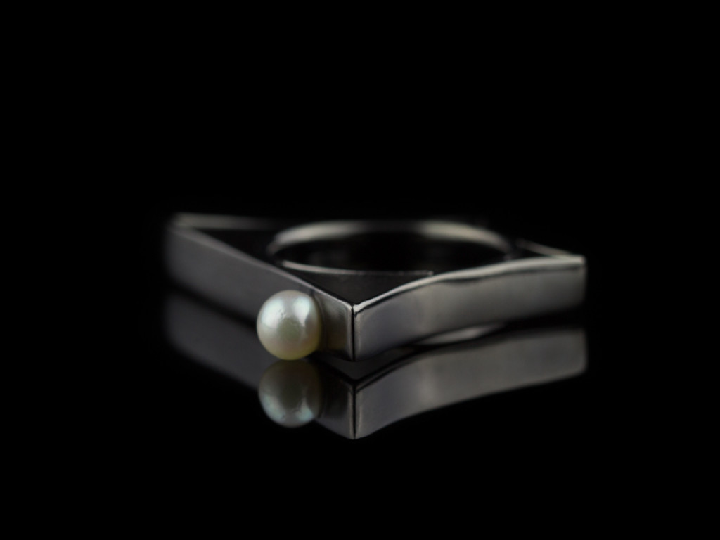 PEARL ON BRIDGE | Ring in Black Rhodium plated Silver