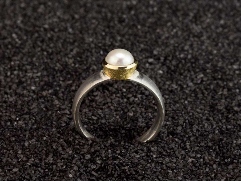 PERLE IN SILBER UND GOLD | Ring mit mattierter Oberfläche (verkauft)