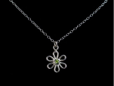 Grüne Blumen-Halskette | Ein Peridot im Zentrum einer Silberblüte (ausverkauft)