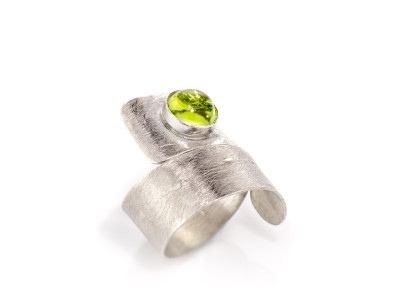 WRAPAROUND PERIDOT | brushed Sterling Silver ring | adaptable (sold)
