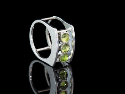 3 IN A ROW PERIDOT | Double ring in brushed Sterling Silver (Sold Out)