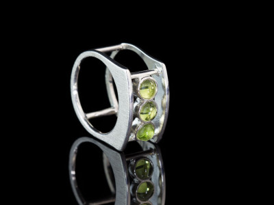 3 IN A ROW PERIDOT | Double ring in brushed Sterling Silver (Sold Out)