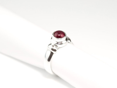 Ruby Tuesday | Cabochon Ring polished Sterling Silver with bow shoulder (sold out)