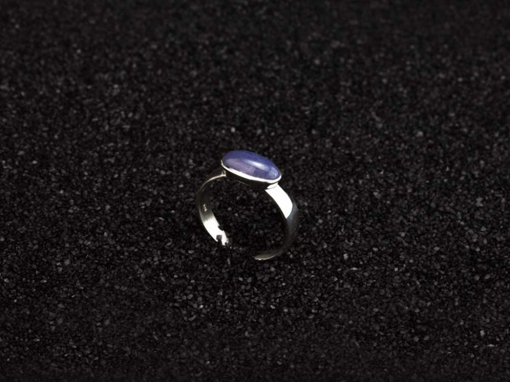 SMOOTH TANZANITE OBLONG | Sterling Silver ring with Rhodium plating