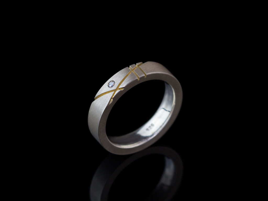 Bauhaus Zirkonia | Ring aus 925er Silber mit Goldlinien und einem CZ (verkauft)