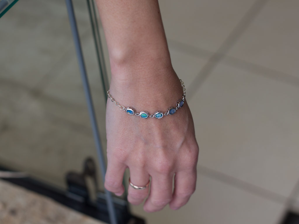FÜNF IN EINER REIHE | Armband mit blauem Opal in 925er Silber (Custom-Anfertigung)