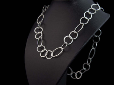 Klassische Silberkreise | Halskette aus handgefertigten, wolkenförmigen Ringen mit gebürsteter Struktur (verkauft)