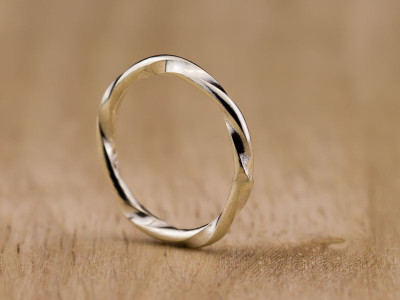 TWIDDLED | Sterling Silver ring with a twist